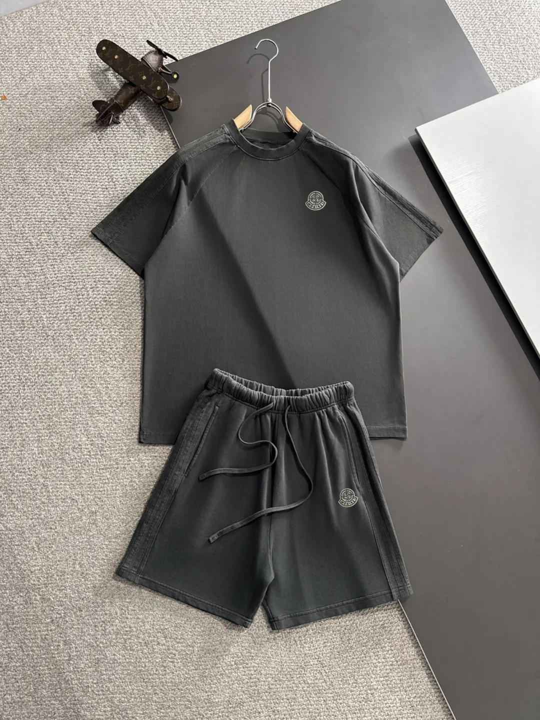 Next day shipping P460 Stone lsland/stone island high quality 2025 spring and summer new casual heavy industry suit exclusively developed by yb! High quality production! Imported custom-made fabrics for foreign orders, with high breathability and comfort, impeccable details, brand element design concept, delicate and soft feel! It presents a casual cut and the upper body shape is great! On sale simultaneously on the official website! From a high-end men's positioning brand, the low-key luxury taste is irresistible! Exquisite workmanship and impeccable quality! The overall style is simple, fashionable and timeless, fully meeting the requirements of stylish and tasteful dressing! Size: S-XXL